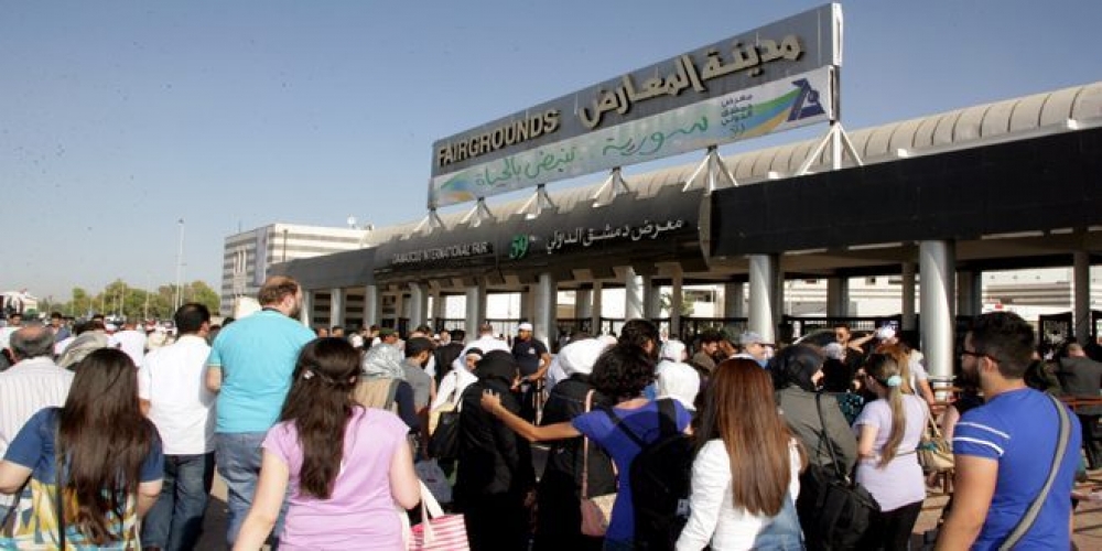 زوار جناح أساس للمقاولات:نفتخر بالجهود الوطنية التي تحدت الارهاب وتابعت عملها بنجاح