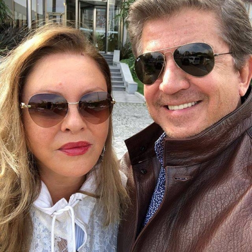 وليد توفيق ينشر «سيلفي لافتة» مع ملكة جمال الكون بالسبعينات