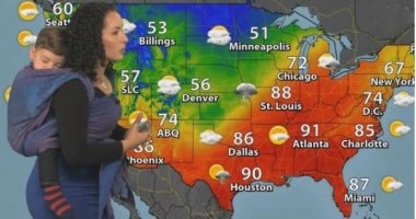 بالفيديو:مذيعة تقدم النشرة الجوية ورضيعها على ظهرها 