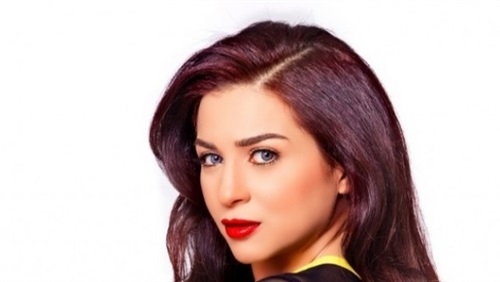 مي عز الدين تبارك لتامر حسني بمولوده الثالث