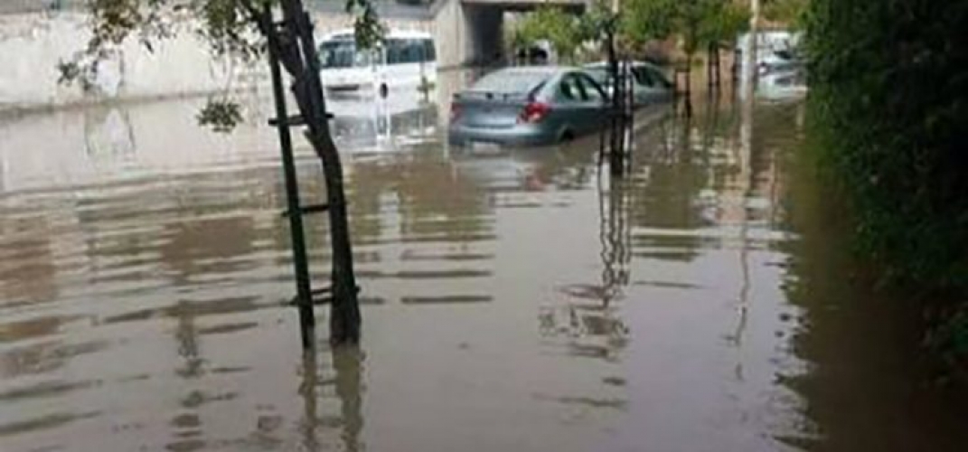 مئات العائلات مشردة في ريف دمشق بسبب الامطار!.. الصرف الصحي بدمشق: مسؤولية المحافظة تعزيل المطريات!