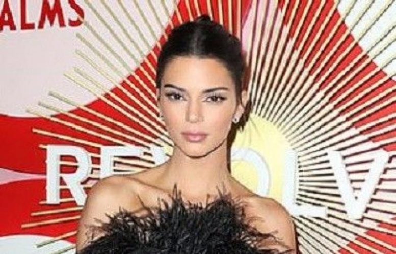 كيندال جينر بإطلالة مميزة خلال تسلم جائزتها