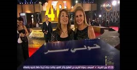 في مشهد محرج.. يسرا تحرج مذيعة وتنصرف لالتقاط صورة مع الوزيرة