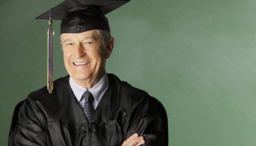 أكبر خريج جامعي في سن الـ97يدخل موسوعة غينيس