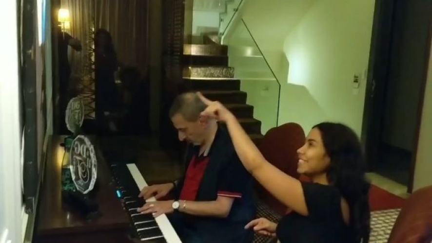 زياد الرحباني في بيت شيرين يعزف البيانو