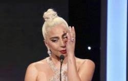 الليدي غاغا تبكي في حفل تكريم.. فما السبب؟
