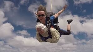 شاهد مسنة عمرها 102 تقفز بالمظلة من علو 4000 متر! 