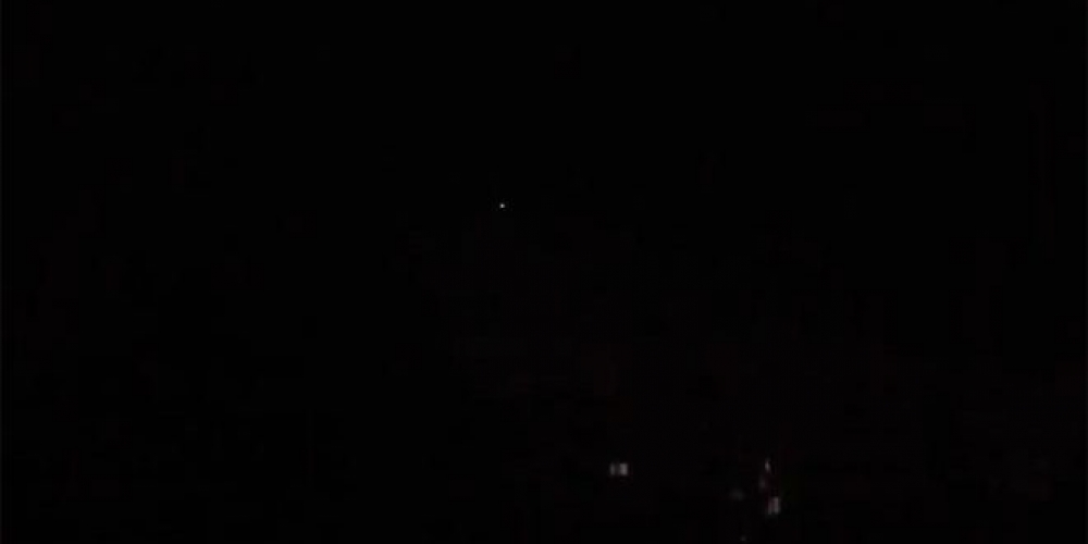 المضادات الجوية السورية تتصدى للصواريخ الاسرائيلية فوق سماء دمشق 