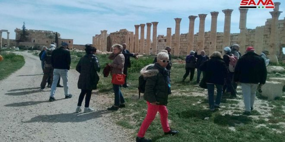  مجموعة سياحية من فرنسا وكندا وسويسرا تزور مدينة تدمر الأثرية