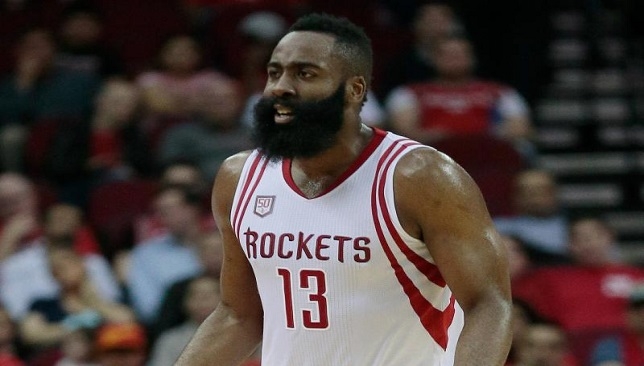 لاعب كرة سلة يحقق رقما قياسيا