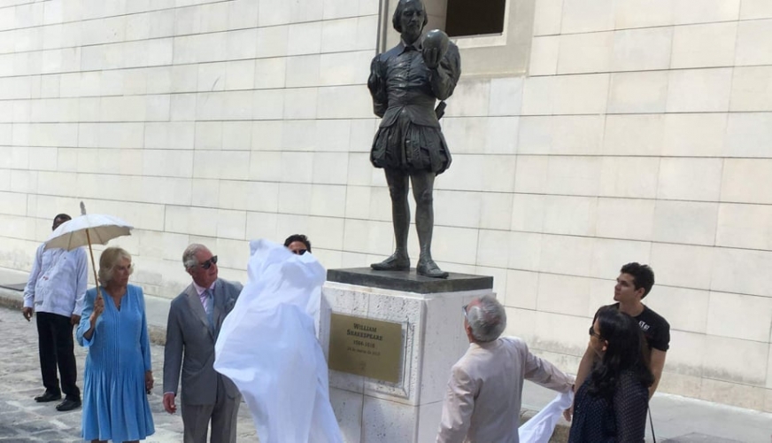 الأمير تشارلز يزيح الستار عن تمثال لشكسبير في كوبا