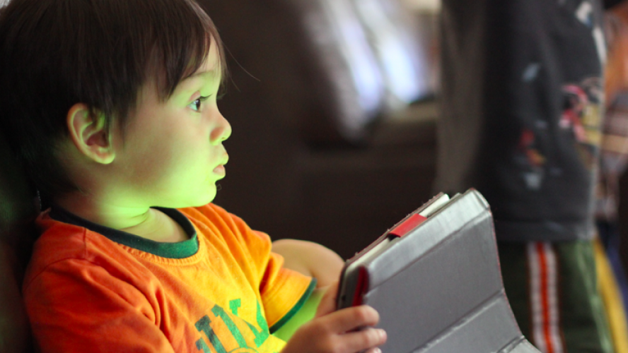  اكتشاف تهديد غير متوقع يتعرض له الأطفال بسبب الهواتف الذكية