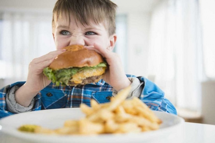 الوجبات السريعة تؤثر على الأداء الذهني للاطفال