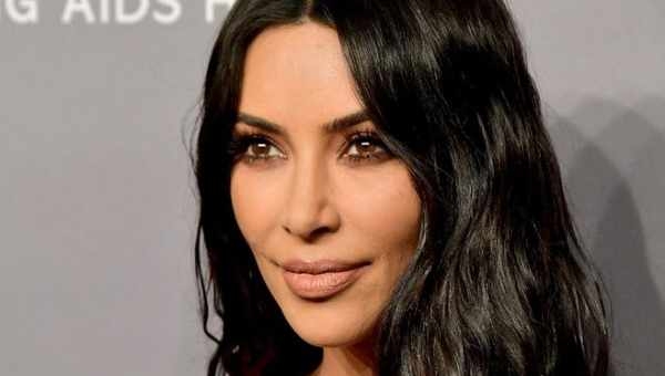 كيم كارداشيان تستقبل مولودها الرابع بالحشيش