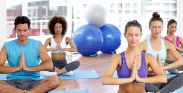 اليوجا في مكان العمل للموظفين تخفف الضغط عليهم