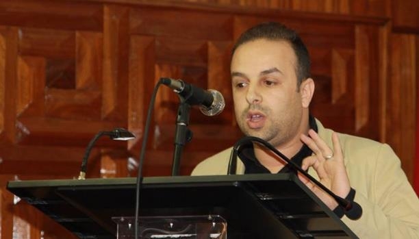 وفاة شاعر مغربي أثناء إلقاء قصيدته متأثراً بصعقة كهربائية