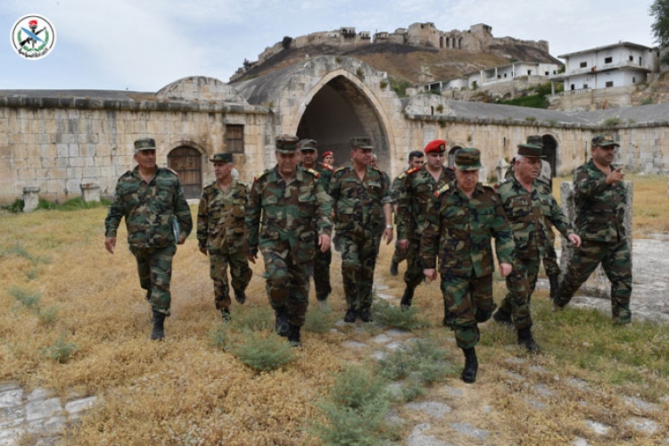  بتوجيه من الرئيس الأسد.. العماد أيوب يزور بعض تشكيلاتنا المقاتلة بريف حماة الشمالي الغربي