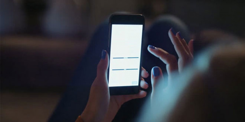  ضوء شاشات الهواتف الذكية يلحق ضرراً بالغاً بالجلد