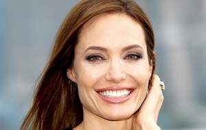 بالصور..  أنجلينا جولي بقميص نوم تطل من شرفة منزل بباريس