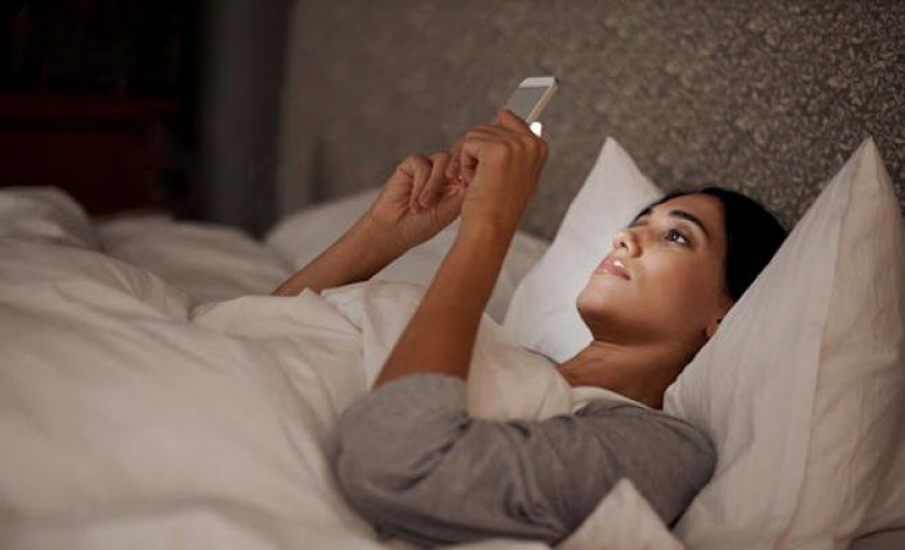 دراسة تربط بين استخدام الهاتف ليلا والرغبة في تناول السكر!