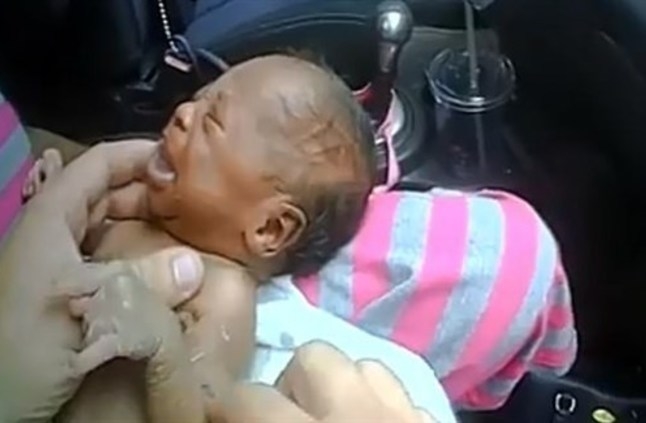 شرطي ينقذ حياة طفلة أوقف سيارة والدتها لمخالفتها