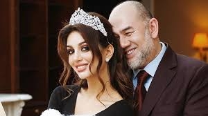 سلطان ماليزيا يشكك بنسب ابنه من طليقته ملكة الجمال   