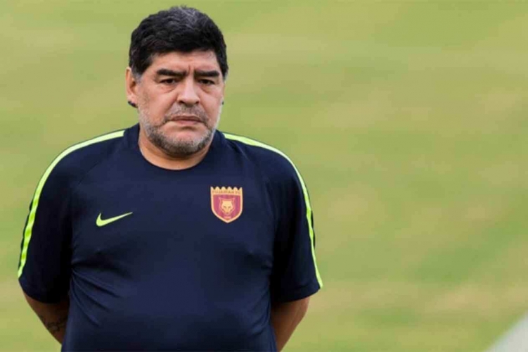 مارادونا يخضع لعملية جراحية ناجحة في الركبة