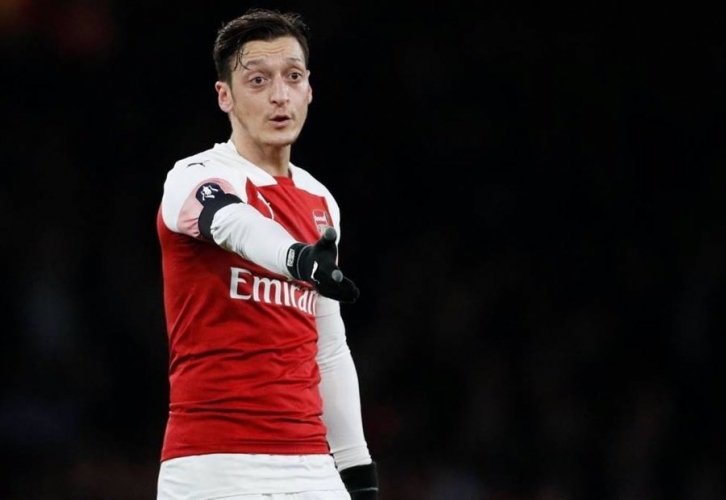 مسعود أوزيل لاعب نادي أرسنال يتعرض لهجوم مسلح في لندن