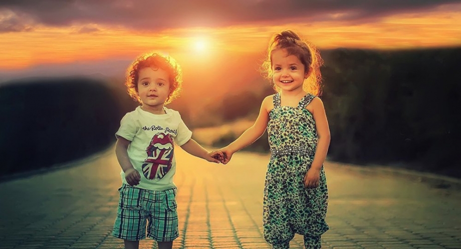  الوالدان هما السبب في الغباء والكاريزما لدى الأطفال