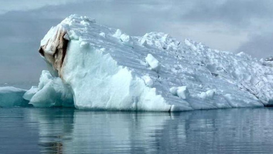 جزيئات من البلاستيك داخل جليد القطب الشمالي