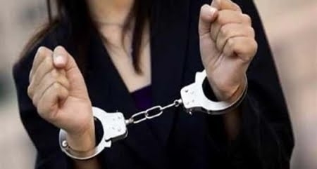 إلقاء القبض على سيدة بسبب استخدامها أكياس القمامة السوداء