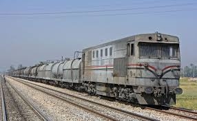 شاب مصري يضحي بحياته لينقذ طفلين قبل أن يدهسهما قطار   