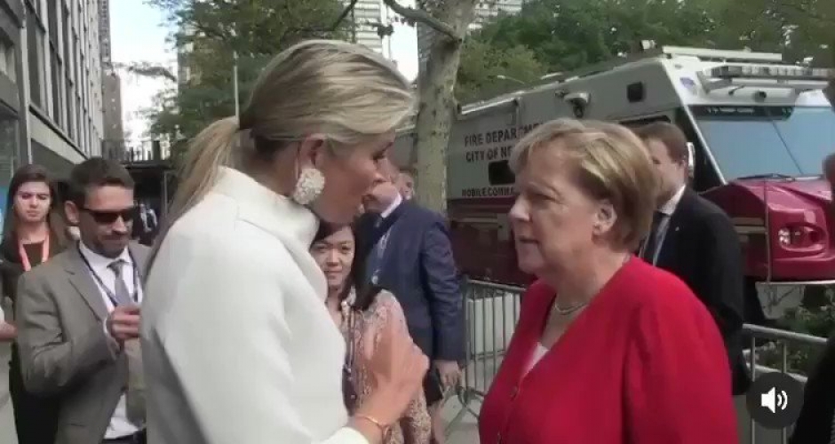  بالفيديو - موقف محرج جداً للمستشارة الالمانية انجيلا ميركل 