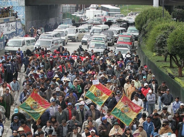 الاحتجاجات تجبر الرئيس البوليفي على إلغاء مرسوم زيادة أسعار الوقود