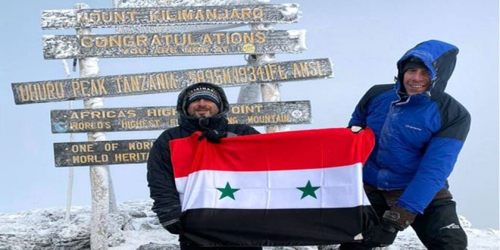 علم سورية يرفرف فوق أعلى قمة في إفريقيا