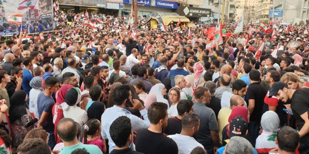 احتجاجات لبنان تدخل يومها الخامس.. والدعوة ليوم 