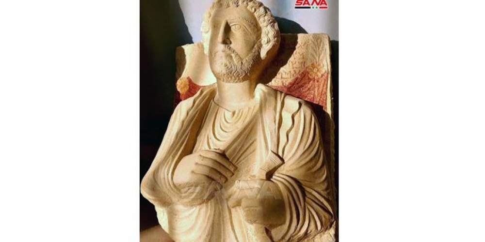 العثور على لوحة نصفية جنائزية أثرية سرقها تنظيم (داعش) الإرهابي من أحد المدافن التدمرية