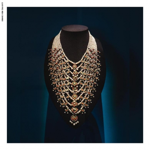 قلادة نادرة لأم كلثوم تُعرض الآن بمتحف اللوفر أبوظبي 