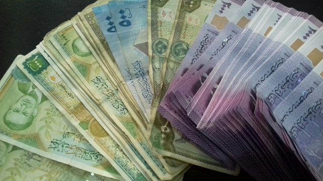 الخبير الاقتصادي شادي دهام يوضح أسباب وعوامل انخفاض الليرة السورية أمام العملة الأجنبية   