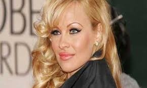 باميلا أندرسون تدخل القفص الذهبي للمرة الخامسة