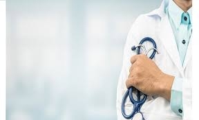 مستغلا وضع أنجلينا جولي الصحي.. طبيب يعتدي جنسيا على 90 مريضة!