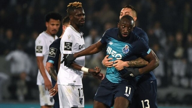 هتافات عنصرية ومهاجم بورتو يغادر الملعب بعد تسجيله هدف الفوز