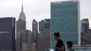 شاب يزور أكبر مشفى في نيويورك لمصابي كورونا ليؤكد ان ما يحدث هو تهويل إعلامي أمريكي ؟! فهل تتفق معه؟