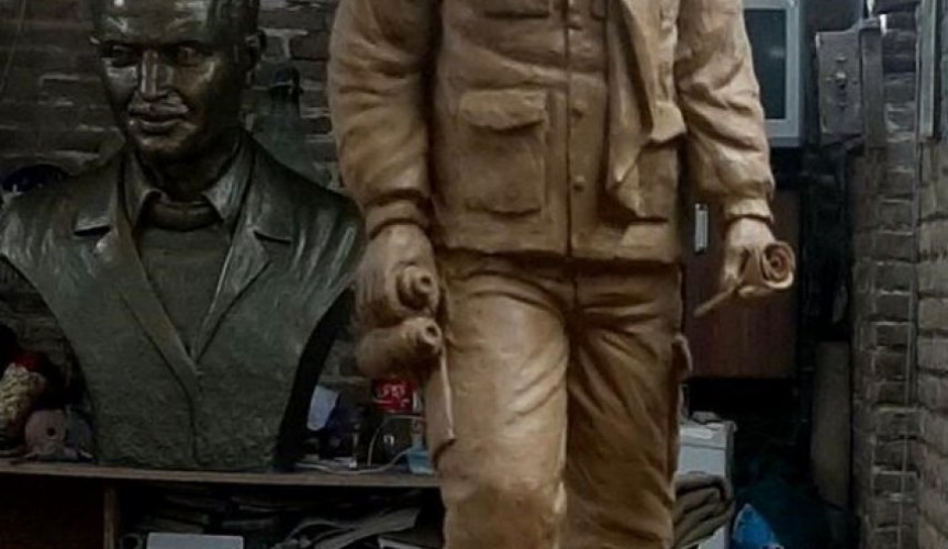 فنان إيراني يصنع أكبر مجسم للشهيد سليماني