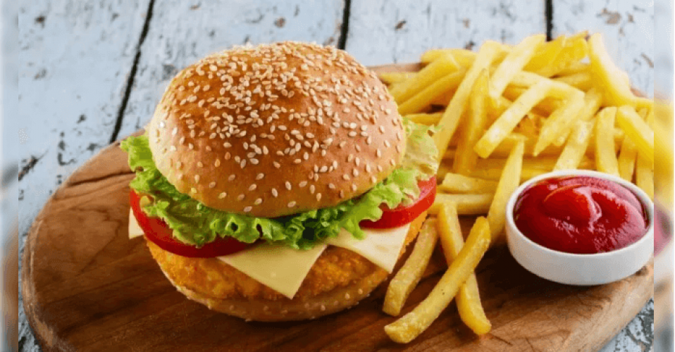 الصحة العالمية تحذر من تناول الوجبات السريعة في ظل انتشار كورونا