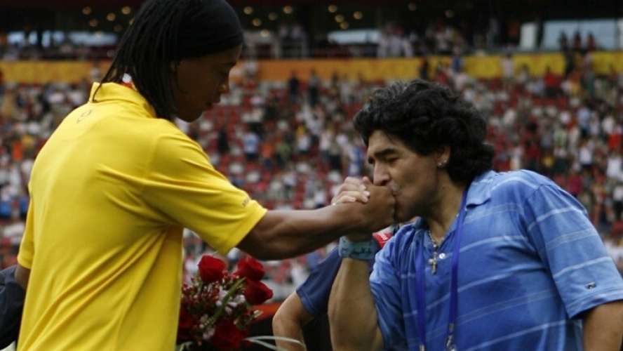 مارادونا: رونالدينيو ليس مجرماً وسأدعمه حتى الموت