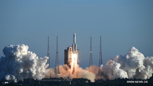على طريق بناء محطة فضائية ..صاروخ فضائي صيني كبير يقوم برحلته الأولى