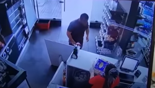 كاميرا مراقبة توثق لحظات قتل مواطن لبناني لصديقته و الانتحار - فيديو الجريمة الكاملة