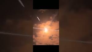 شاهد .. نيزك في سماء العاصمة الأندونيسية جاكرتا