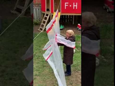 بالفيديو: ابتكار وسيلة آمنة للعناق من دون مخاوف انتقال كورونا